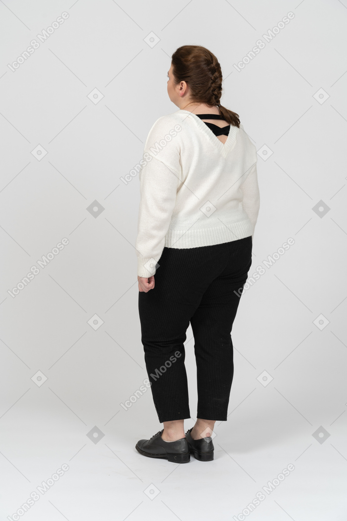 Mujer de talla grande en ropa casual de pie