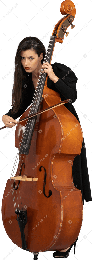 Vista di tre quarti di una giovane donna seria che suona il contrabbasso