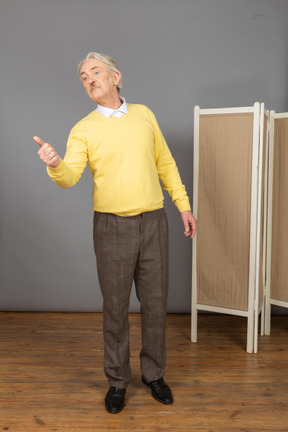 Vista frontal de un anciano mostrando un pulgar hacia arriba