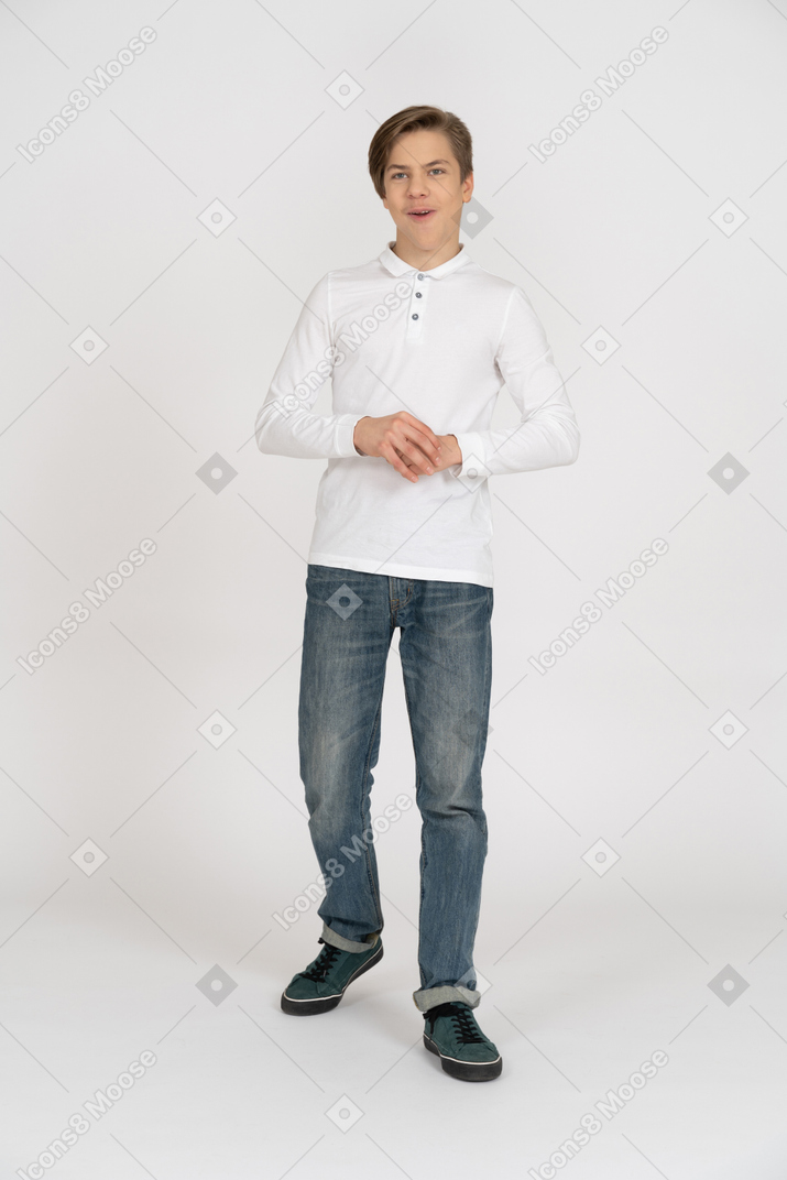 Junger mann in freizeitkleidung stehend