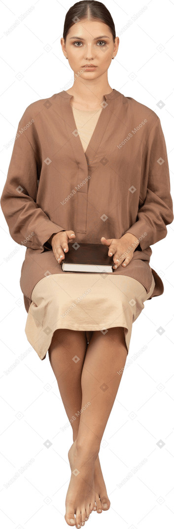 Mujer joven, tenencia, un, libro, mientras, mirar cámara del juez