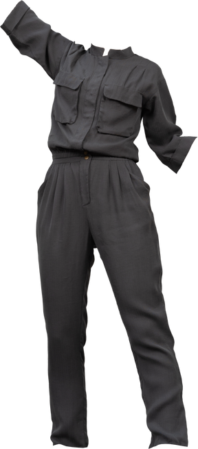 Camisa gris con bolsillos en el busto y pantalón gris