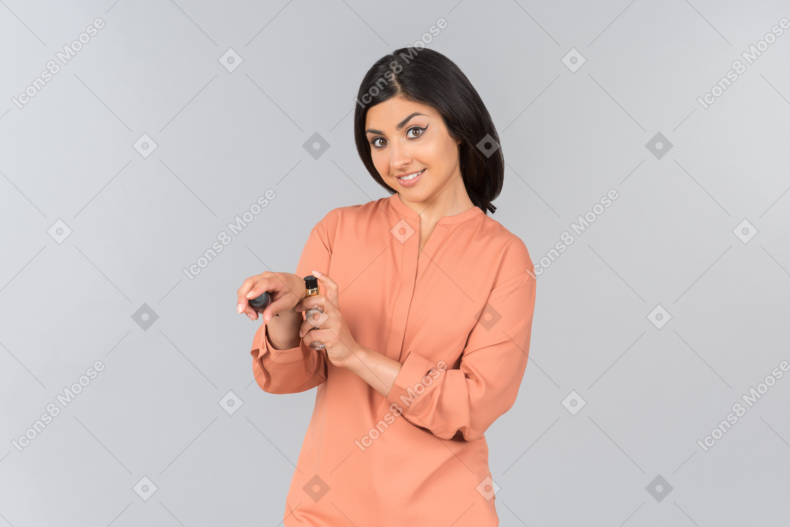 Индийская женщина, применяя тональный тональный крем на руку