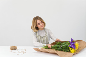 Je pense que les clients apprécieront les fleurs fraîches comme pièce maîtresse