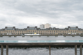 A vista do stralauer allee e do rio spree em berlim