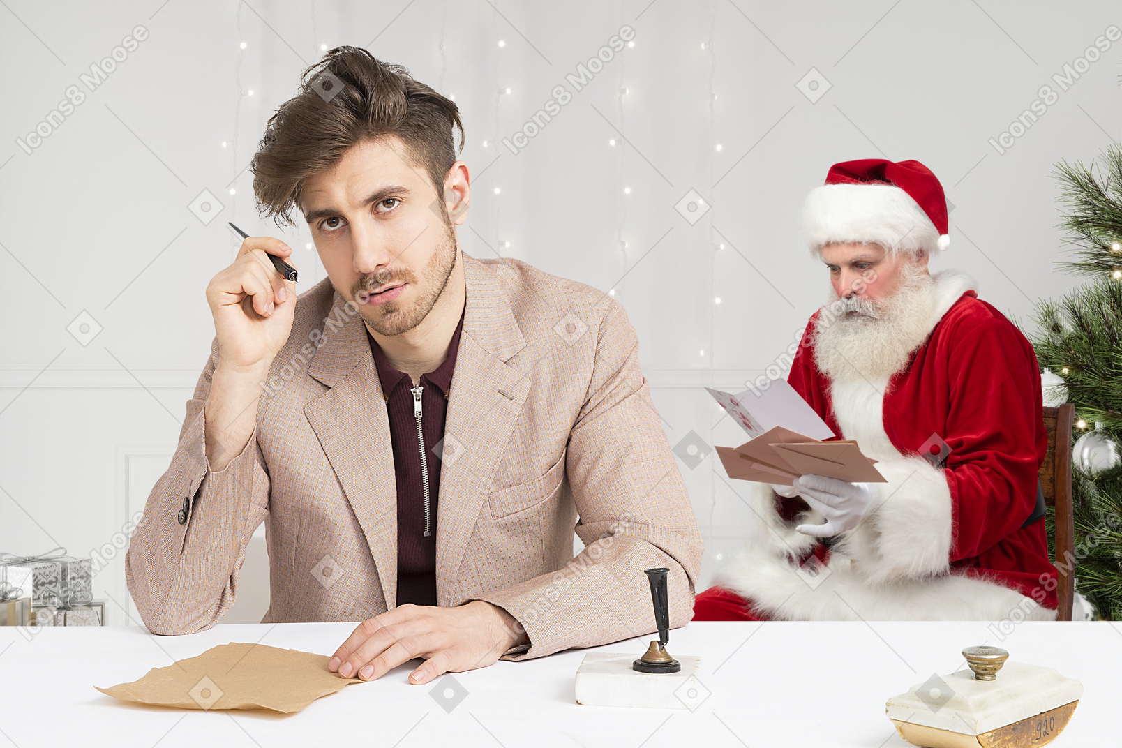 크리스마스 선물 목록에 대해 생각하는 젊은 남자