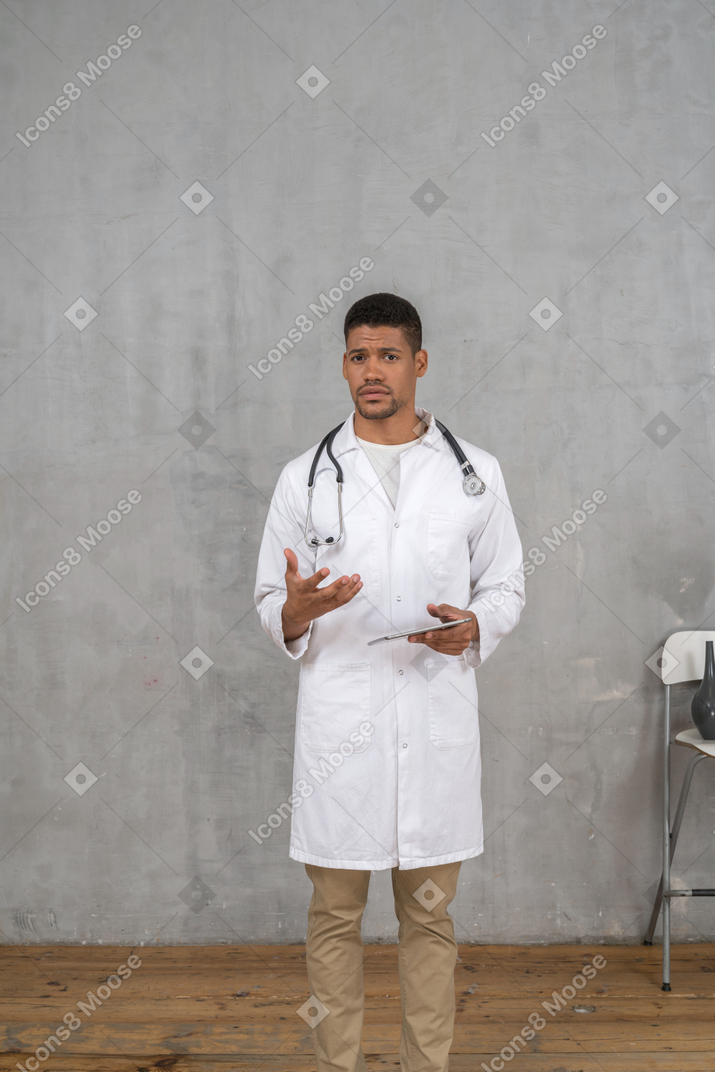 Médico preocupado conversando com alguém