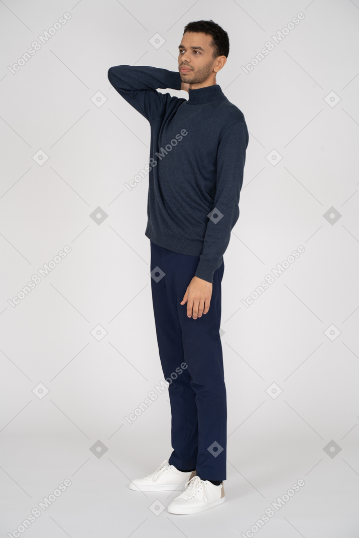 Homem em roupas pretas em pé