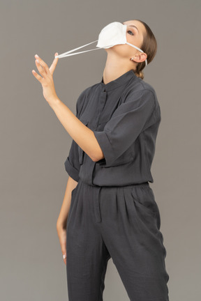 人工呼吸器のひもを引っ張る女性