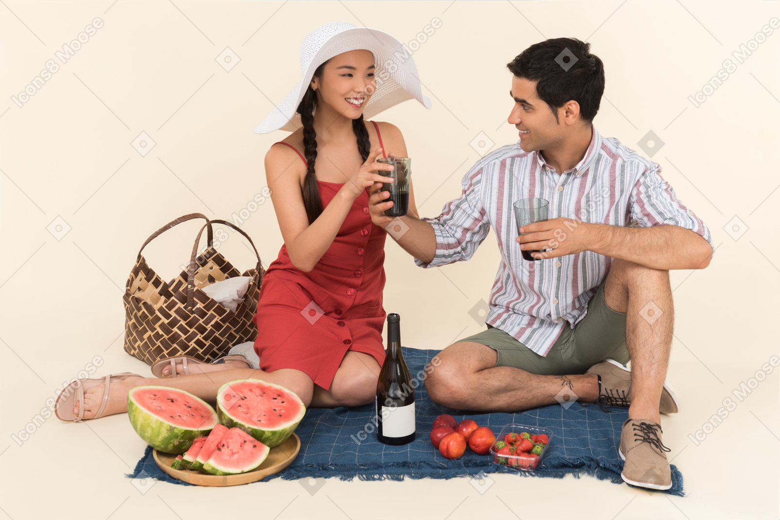 Jovem casal interracial fazendo piquenique e bebendo vinho