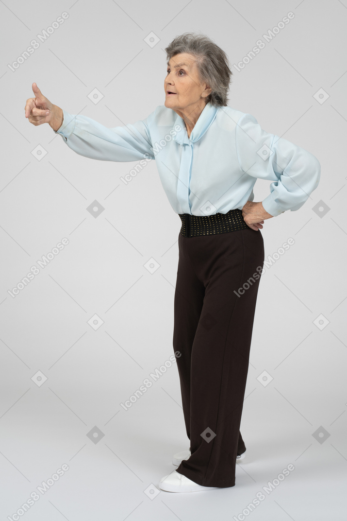 Anciana señalando