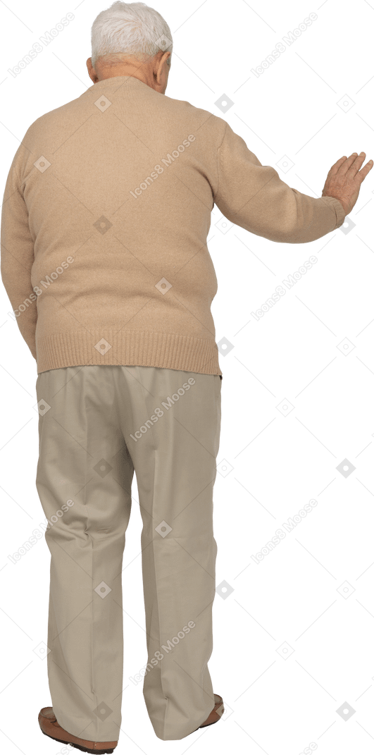 Vista traseira de um velho em roupas casuais em pé com o braço estendido