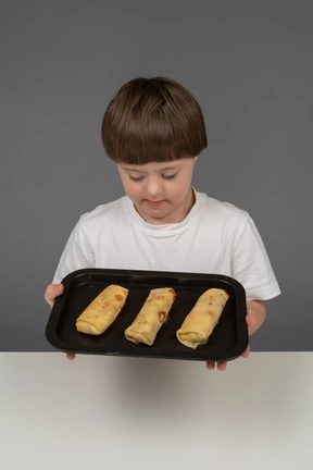 Niño pequeño con panqueques