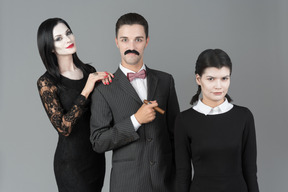 Famille addams debout ensemble