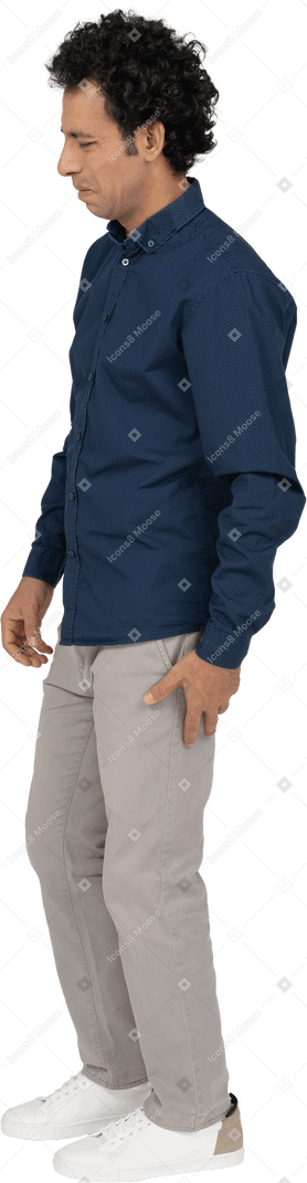 Vista lateral de um homem com roupas casuais fazendo caretas