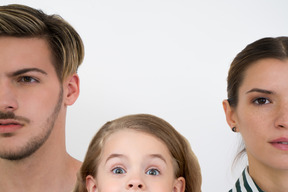 Photo de famille d'un père, d'une mère et d'une fillette