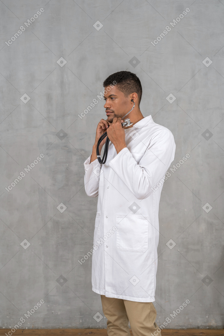 Seitenansicht eines männlichen arztes mit einem stethoskop