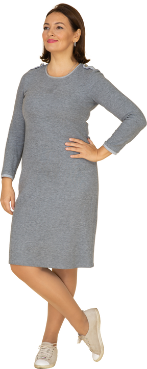 Vista frontal de uma mulher com vestido cinza posando