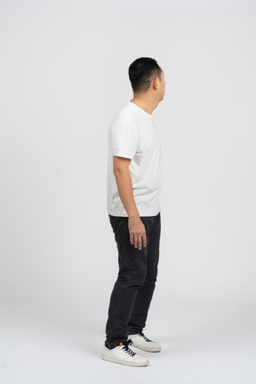 Vista lateral de un hombre con ropa informal mirando a un lado