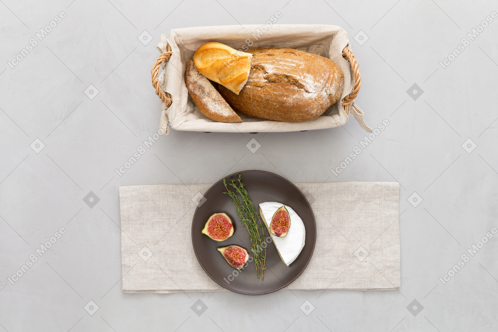 Um pedaço de pão e alguns figos num prato