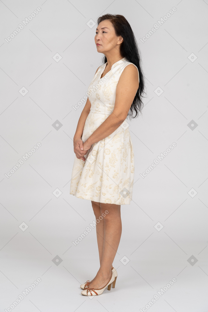 서 있는 흰 드레스를 입은 여자