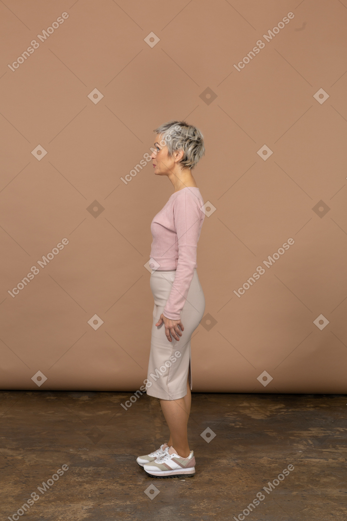프로필에 서 있는 캐주얼 옷을 입은 여성