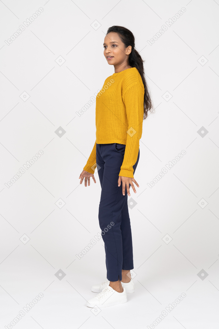 Vista lateral de uma garota com roupas casuais