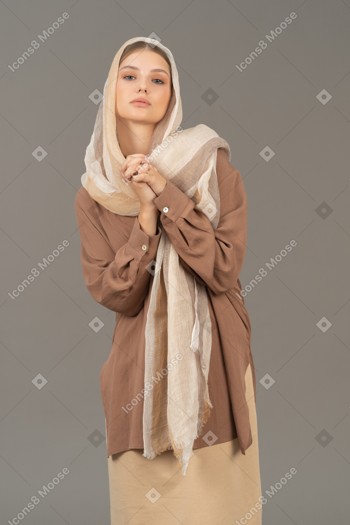 Mujer rezando con ropa tradicional