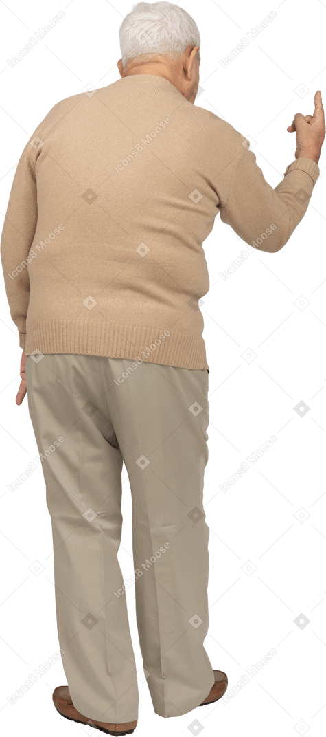 Vista traseira de um velho em roupas casuais, apontando com o dedo