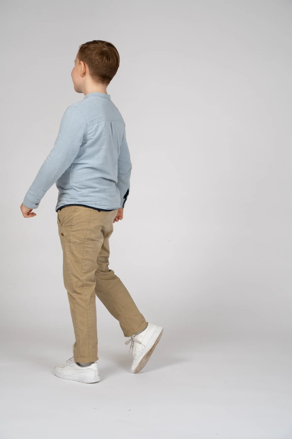 Vista Trasera De Niño Completo Corporal Americano Bebé Caucásico En Camiseta  Amarilla Y Pantalones Vaqueros De Pie Aislado En Un Fondo Blanco Fotos,  retratos, imágenes y fotografía de archivo libres de derecho.