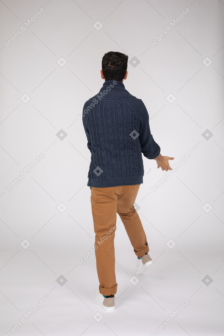 Человек в повседневной одежде танцует