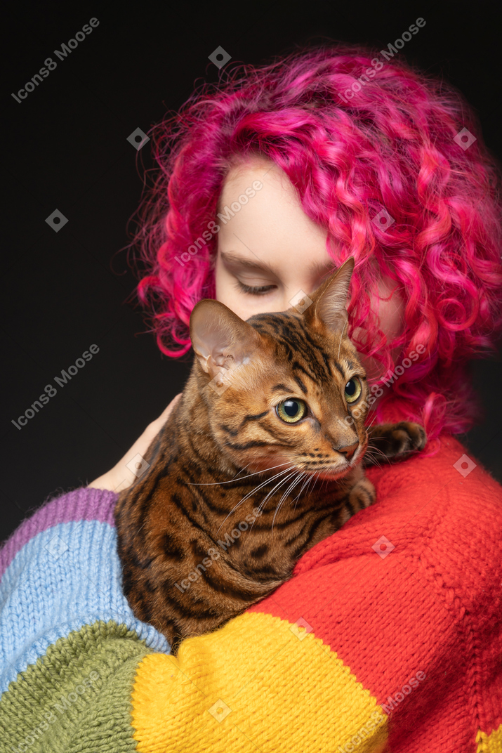 Un gatto del bengala sulla spalla del suo proprietario