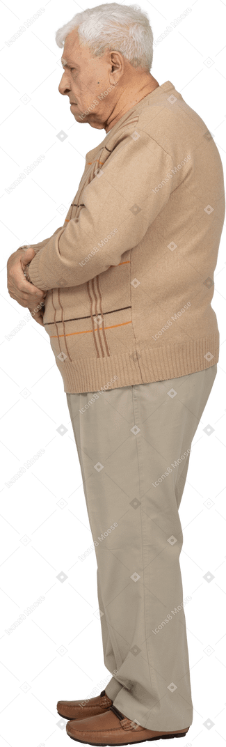 Vista lateral de un anciano enojado con ropa informal
