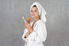 Mujer joven sonriente lista para cepillarse los dientes