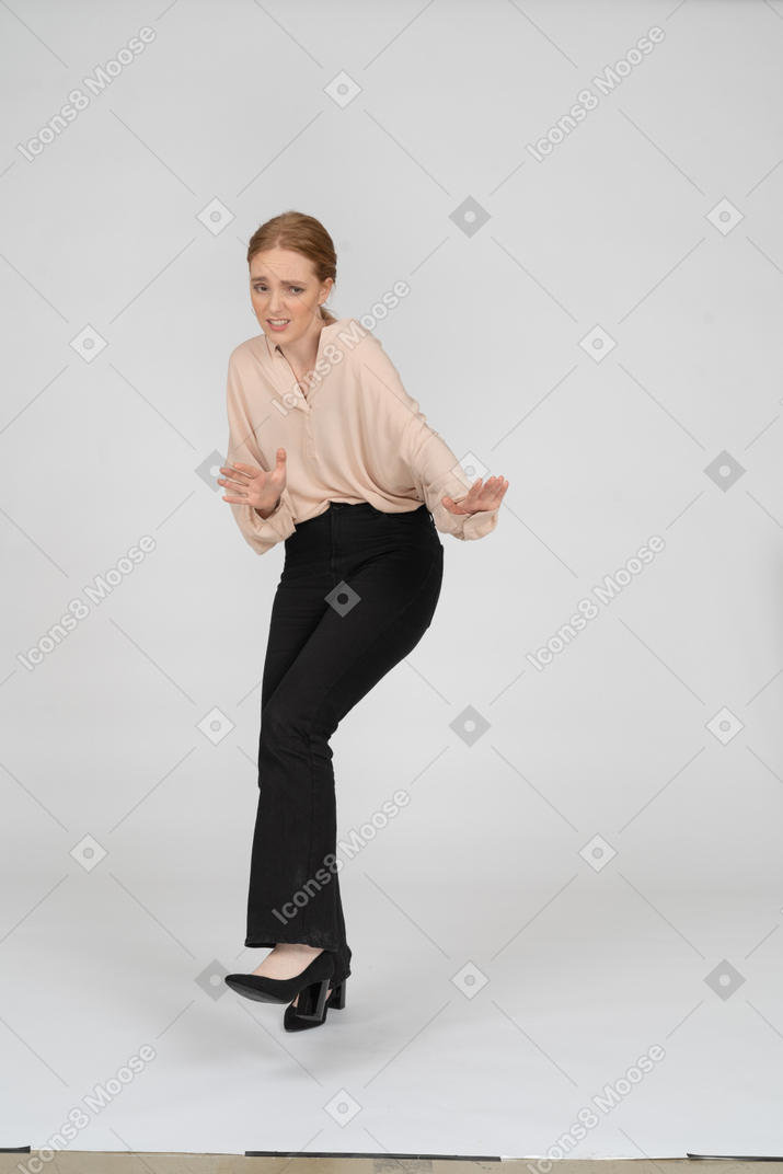 Mujer en hermosa blusa bailando