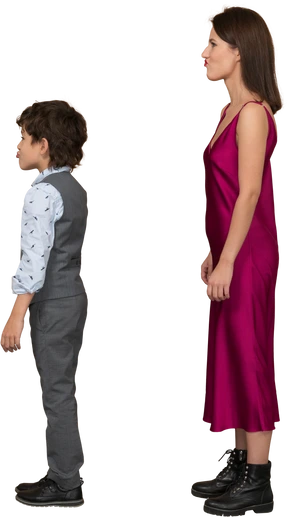 Donna in abito rosso e ragazzo di profilo