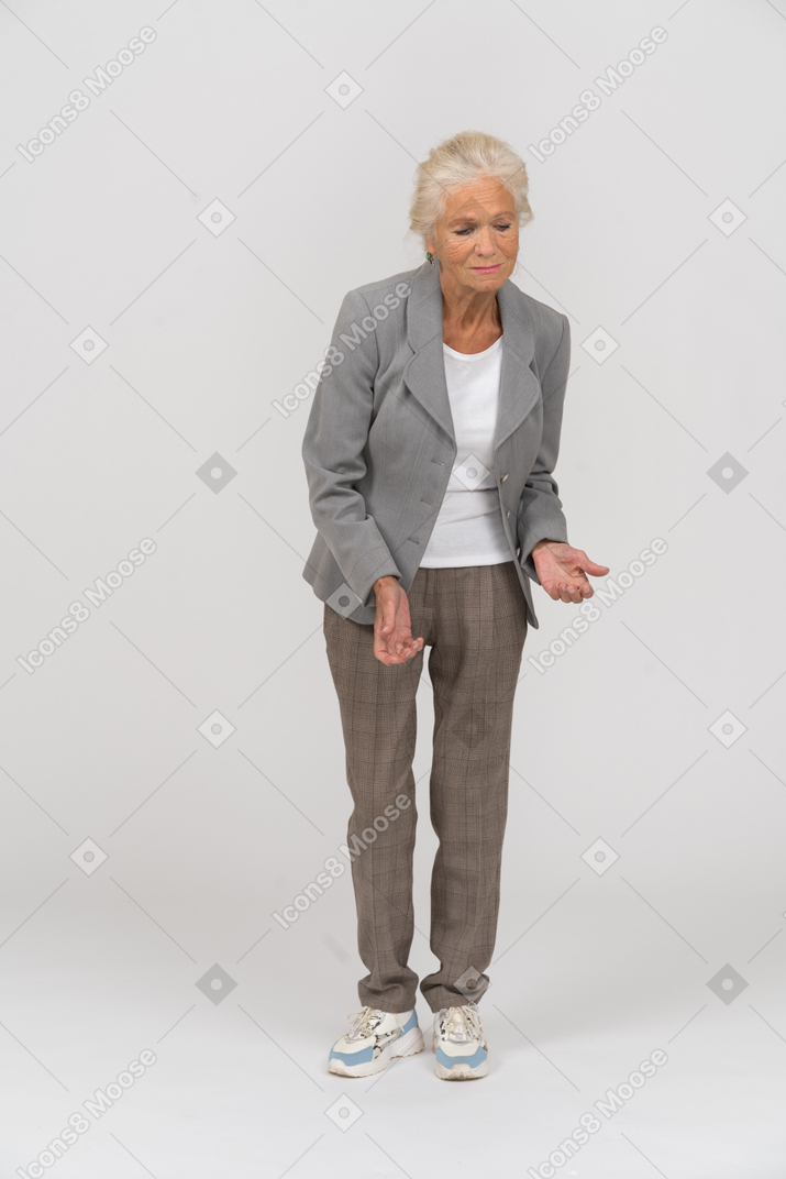 一个穿着西装的悲伤老妇人的前视图
