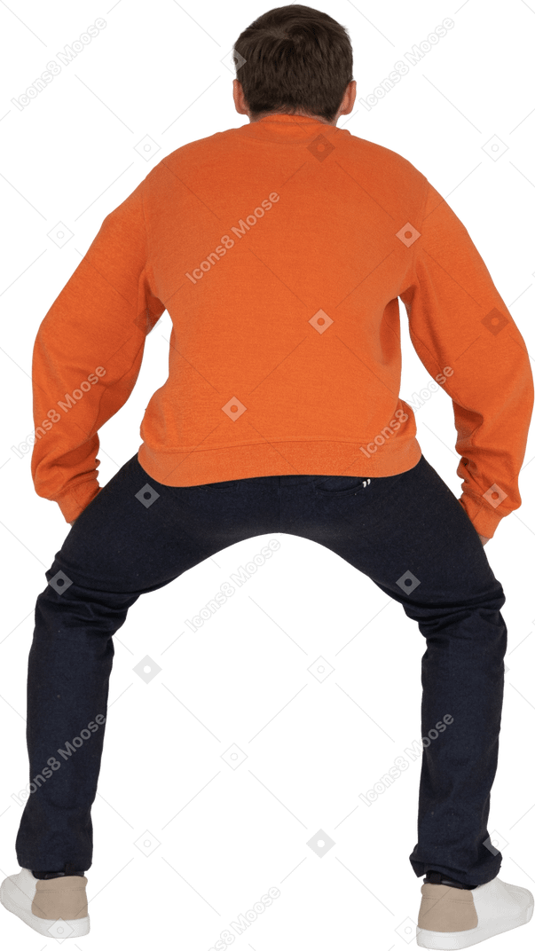 Jeune homme en sweat-shirt orange posant