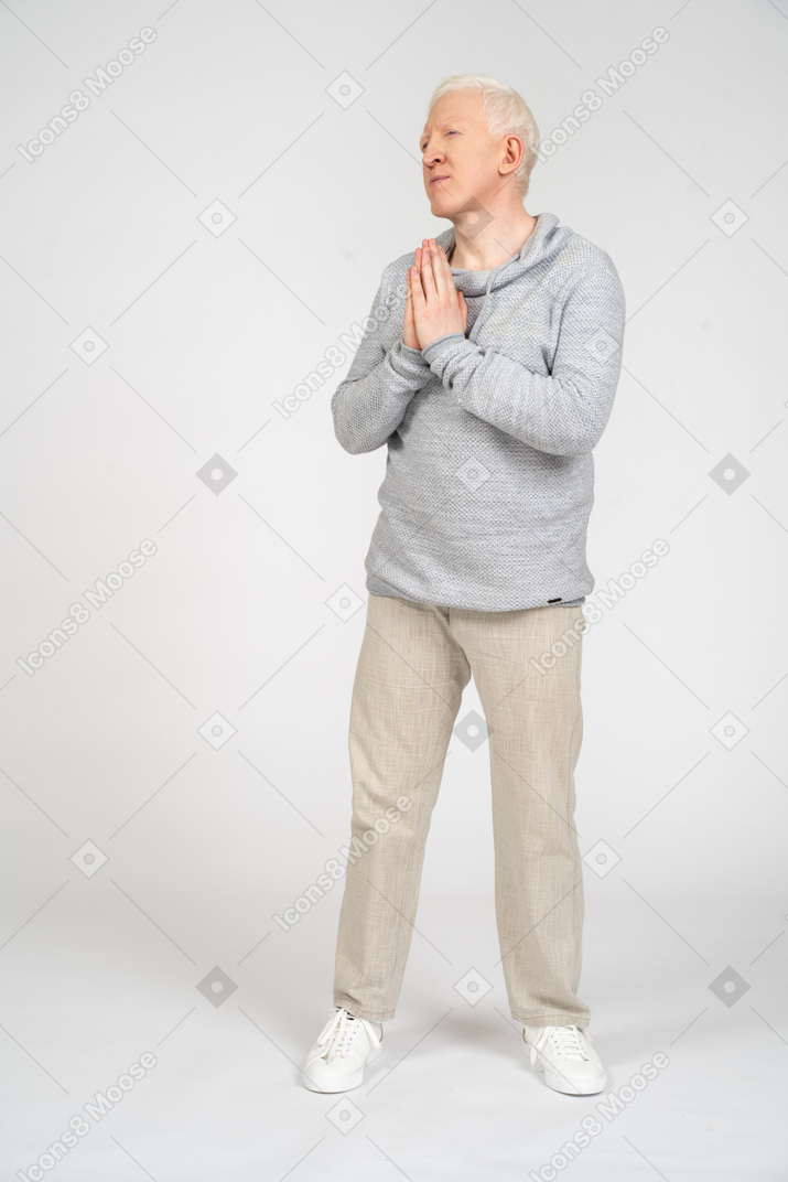 Vista di tre quarti di un uomo con gesto della mano namaste