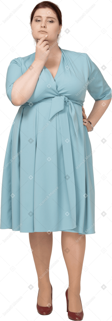 Женщина в синем платье думает, вид спереди
