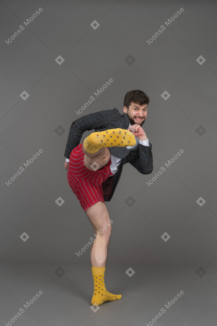 Homem praticando artes marciais