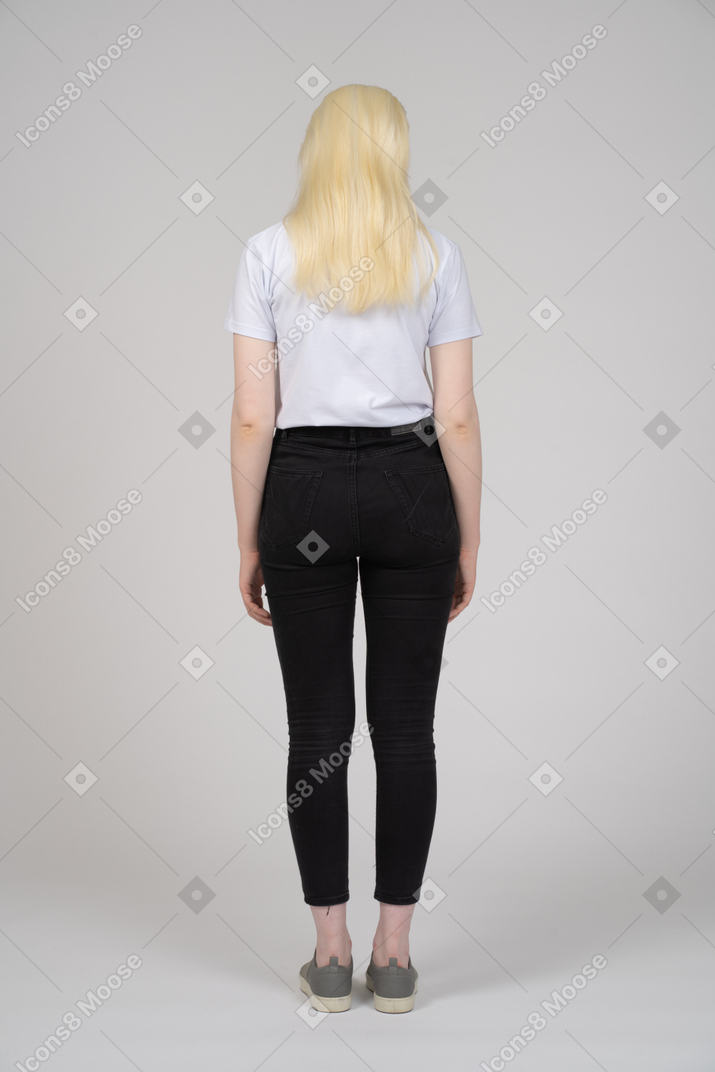 Vista posteriore di una ragazza dai capelli lunghi in abiti casual