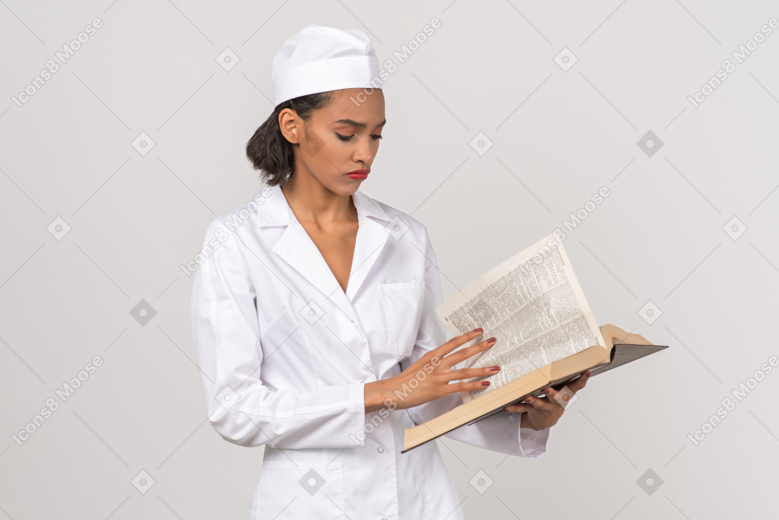 Doctora atractiva buscando algo en un libro.