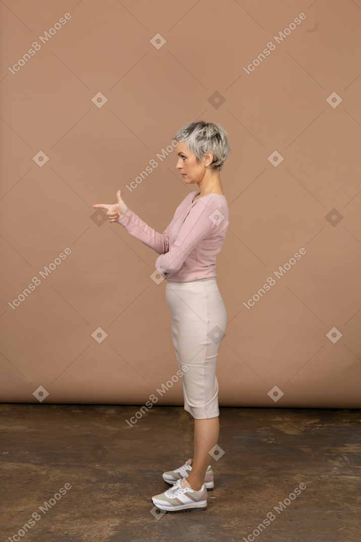 一个穿着休闲服的女人用手指指着的侧视图