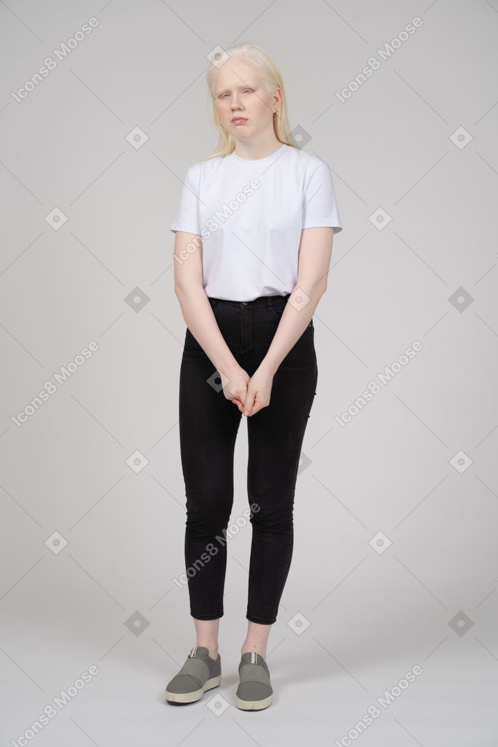 Vista frontal de una mujer joven con ropa informal tomándose de la mano