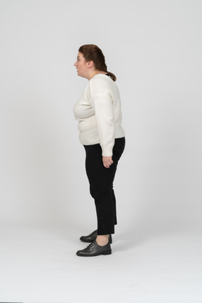 Vista lateral de uma mulher gordinha com roupas casuais