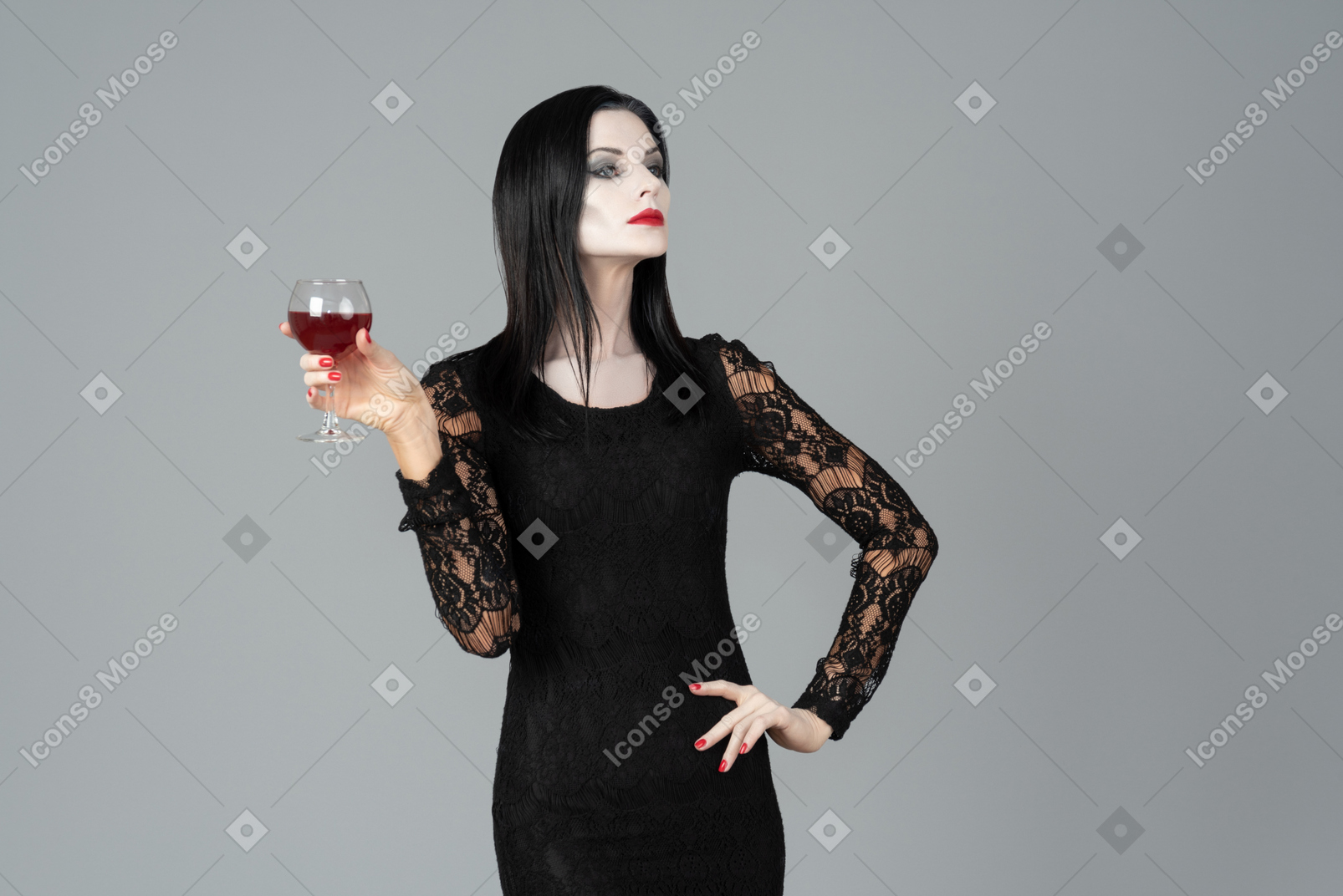 在这个黑色的晚上添加红葡萄酒的颜色