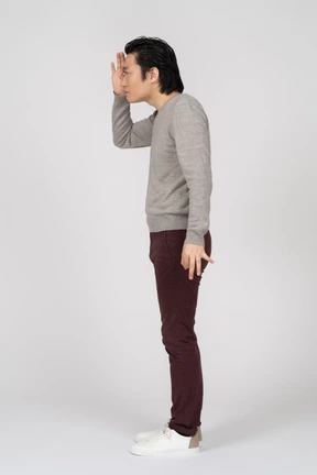 Hombre en ropa casual posando