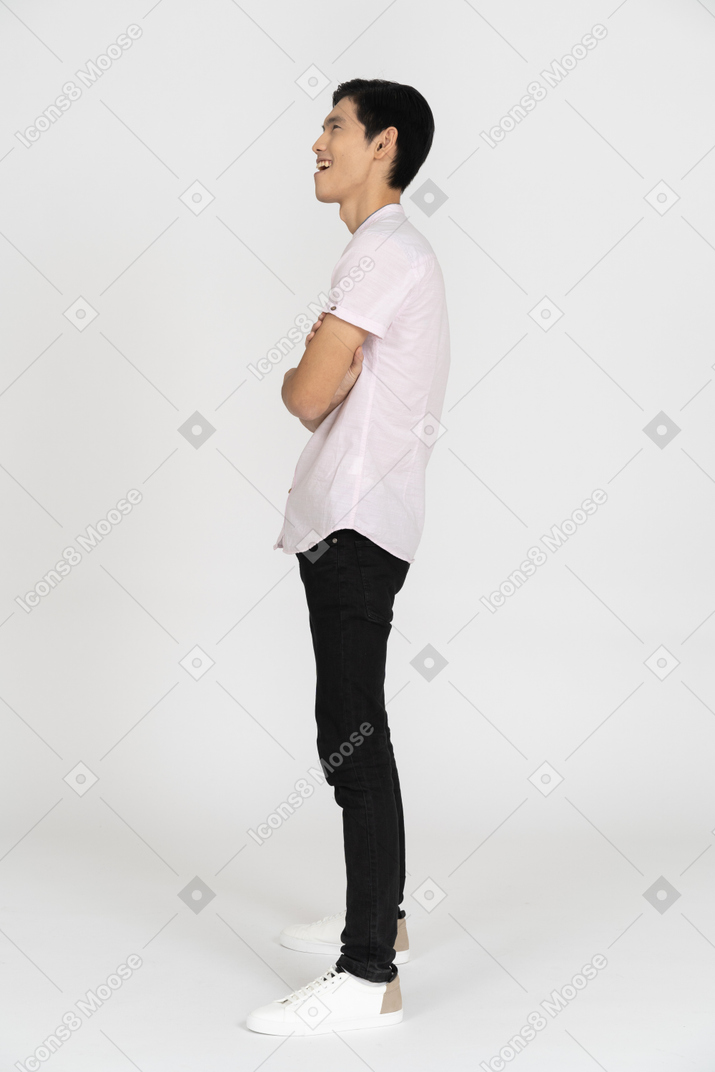 Mann in freizeitkleidung stehend