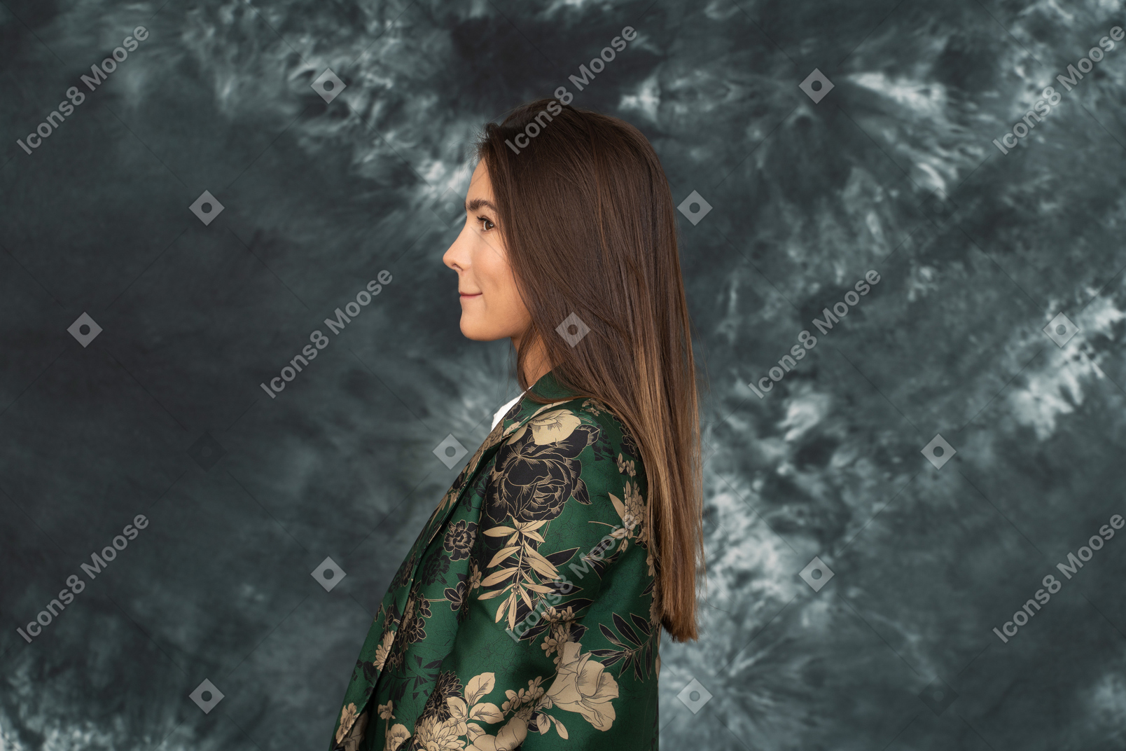 Foto lateral de uma jovem com jaqueta de seda e lábios franzidos